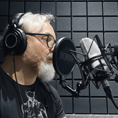 Imagen de inicio para la sección Gemini de doblaje, mostrando trabajo profesional de locución en versión a color