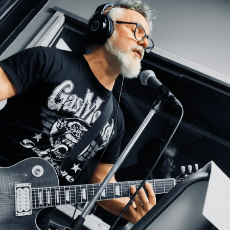 Fotografía de Ramón Lage para redes sociales en versión a color, imagen promocional para fans en Facebook